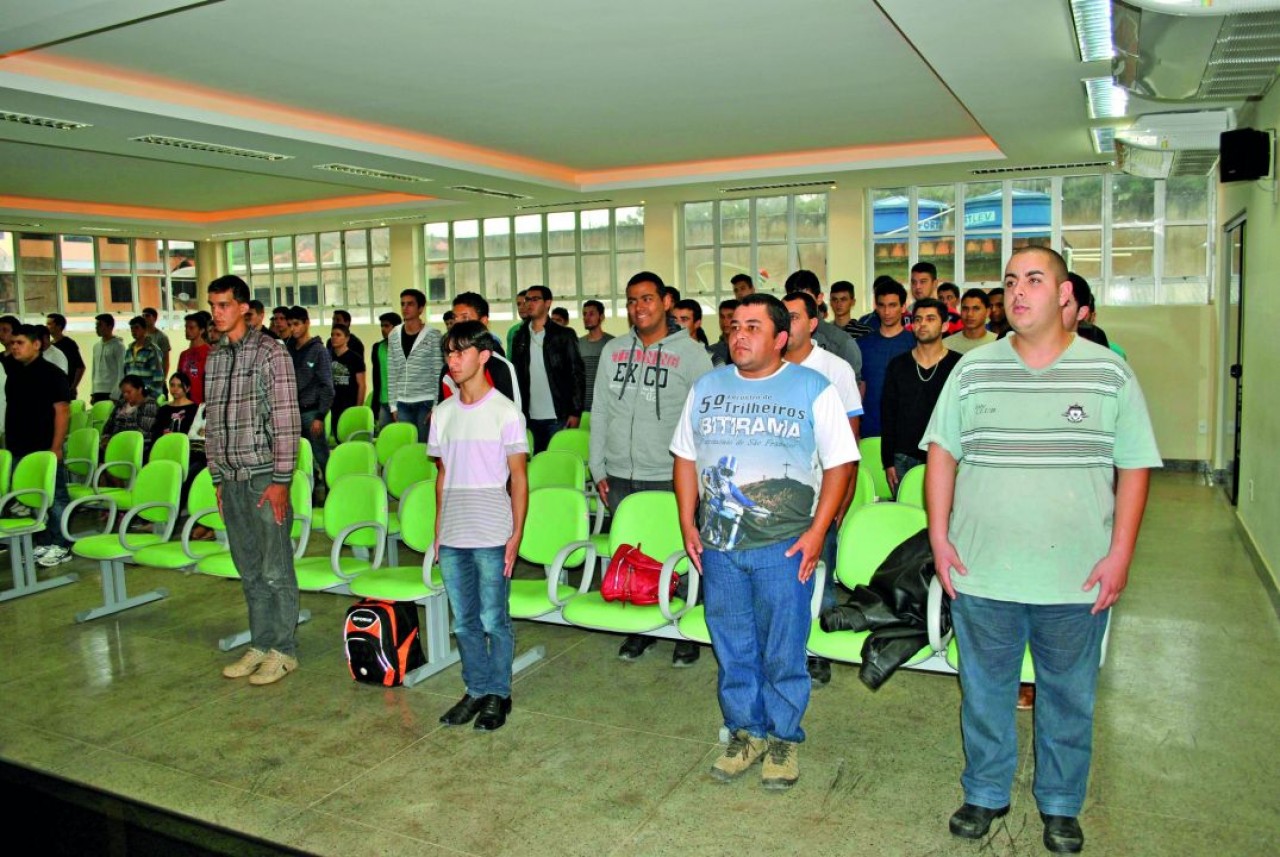 Jovens fazem juramento à Bandeira