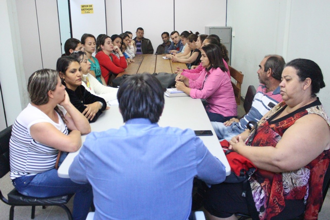 Vereadores acompanham assinatura de acordo coletivo com merendeiras