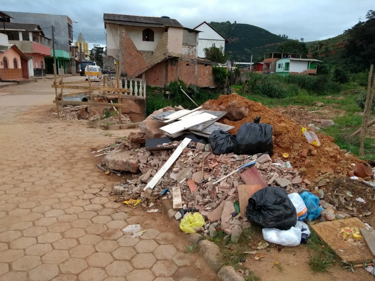 Coleta de lixo, limpeza e manutenção das ruas são demandas da população ibatibense