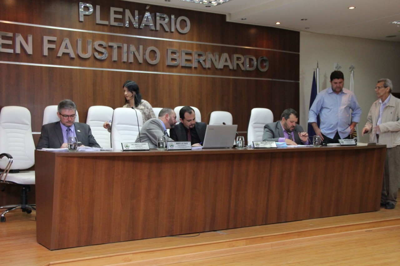 Câmara aprova projetos que autorizam o pagamento do piso nacional do magistério e a revisão geral dos servidores