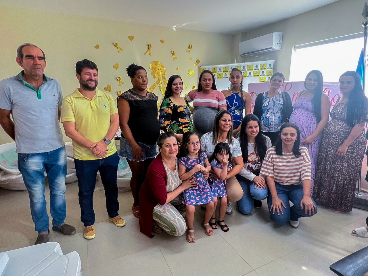 Vereadores participam de entrega de kits natalidade