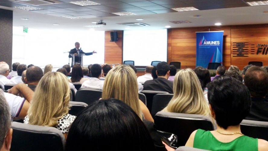 Vereador Luciano Salgado participa de encontro em Vitória