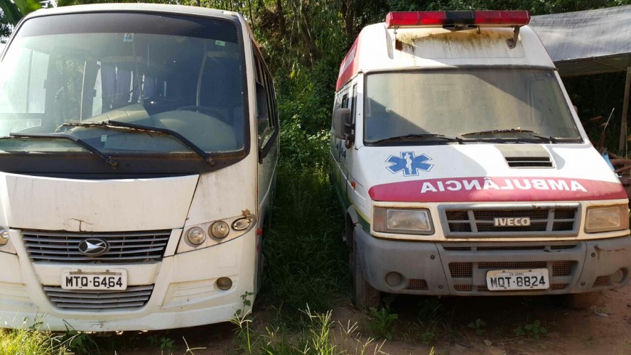 Veículos abandonados em pátios da administração municipal