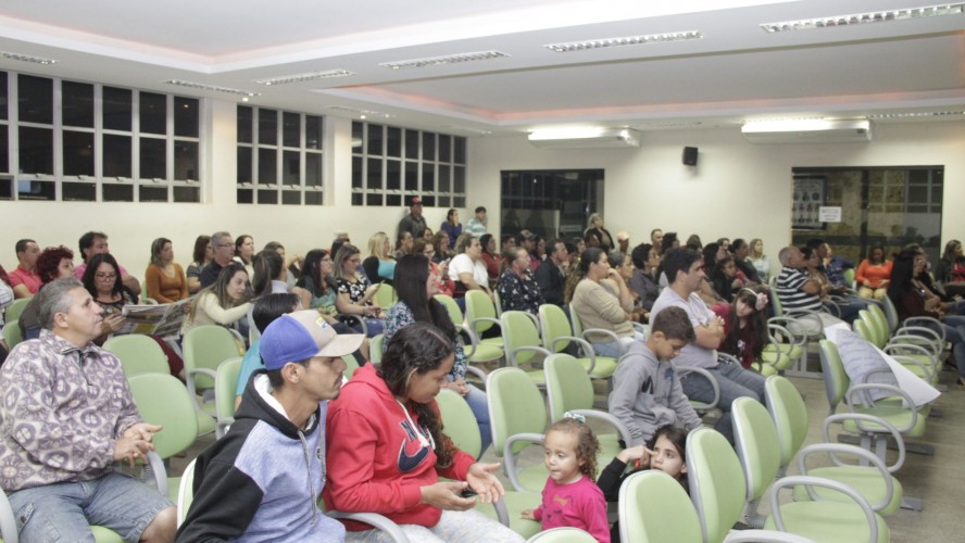 Servidores acompanham discursos sobre a greve