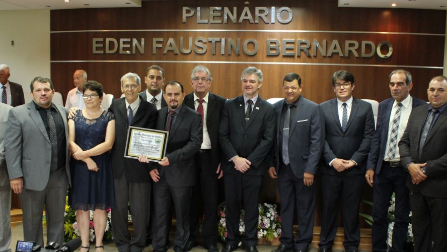 Vereadores durante homenagem ao servidor Wetzel Magalhães