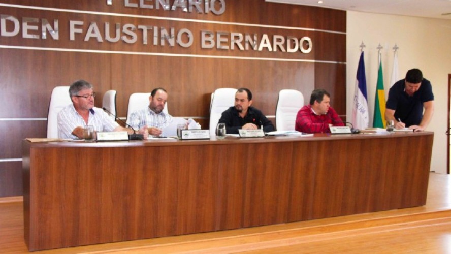 Vereadores durante reunião extraordinária sobre Projeto de Lei de remanejamento de funcionários