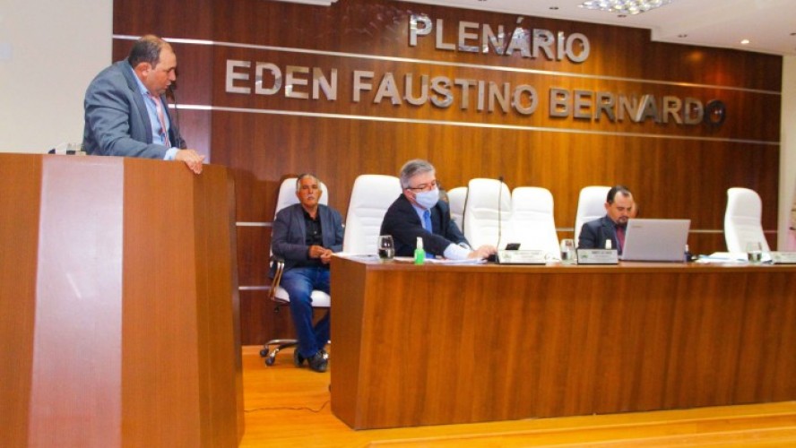 Vereador Elias durante discurso na Tribuna