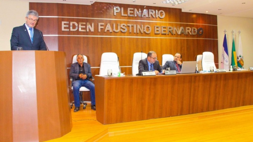 Vereador Fábio Ambrózio durante discurso na última sessão da Câmara de Ibatiba 