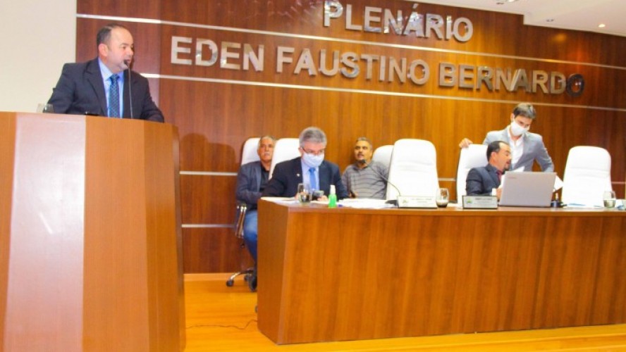 Vereador Robertinho Magnético durante discurso na Câmara