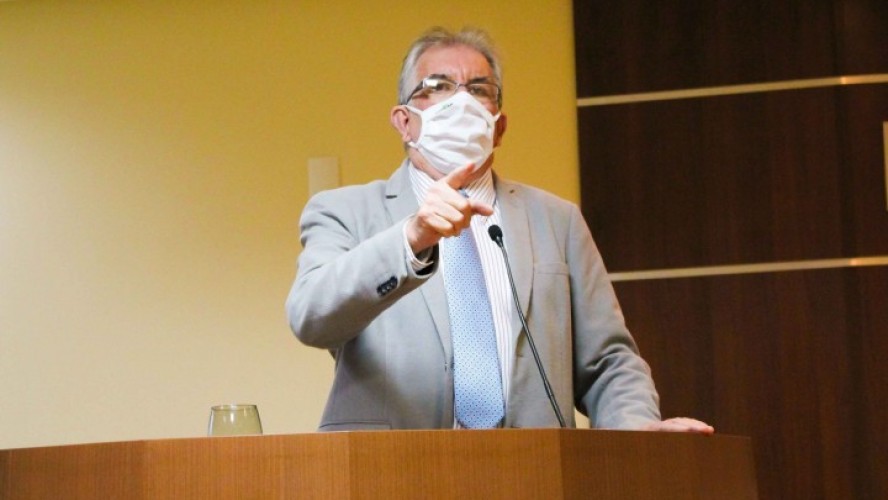 Vereador Ivanito Barbosa durante uso da Tribuna na última sessão