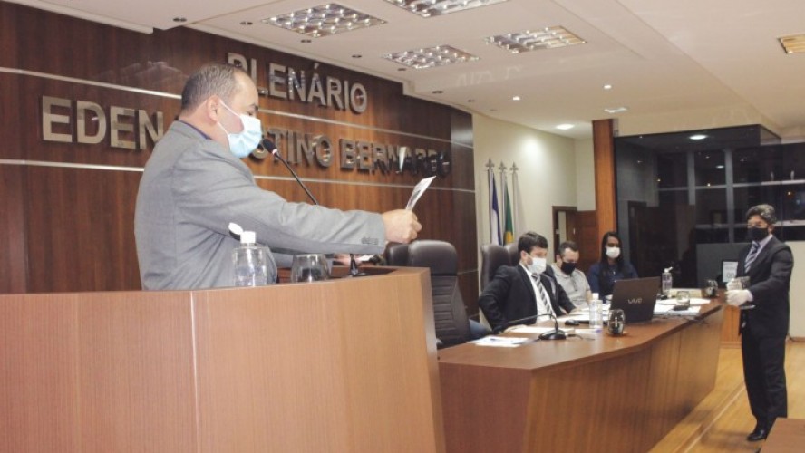 Vereador Roberto Magnético durante discurso 