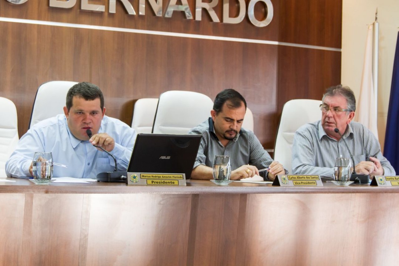Orçamento municipal de 2015 é aprovado, mas Executivo veta emendas Orçamento municipal de 2015 é aprovado, mas Executivo veta emendas