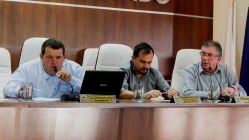 Orçamento municipal de 2015 é aprovado, mas Executivo veta emendas Orçamento municipal de 2015 é aprovado, mas Executivo veta emendas