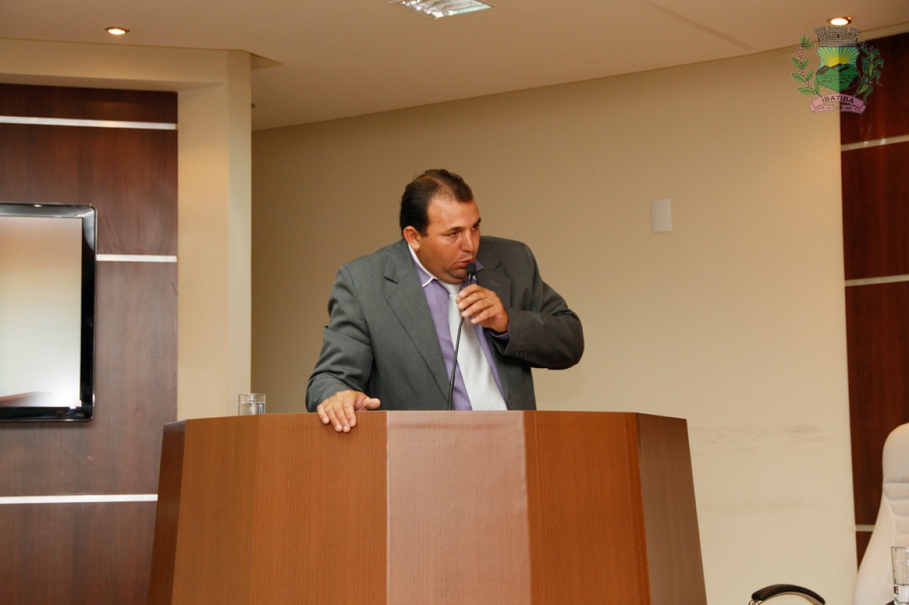 Vereador discute compra de terrenos pelo Poder Executivo Vereador discute compra de terrenos pelo Poder Executivo