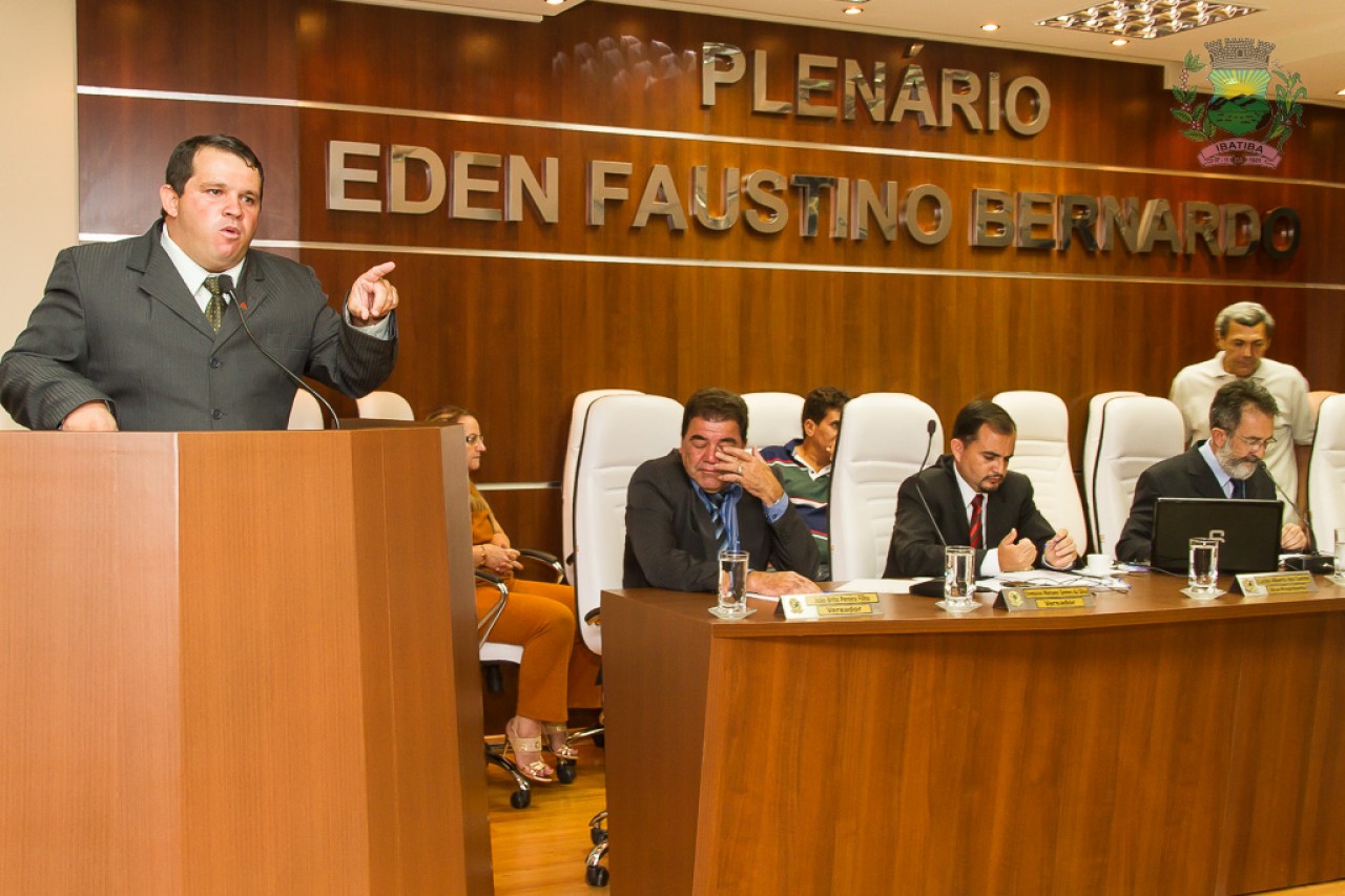 Compra de mobiliário pelo Executivo gera polêmica Compra de mobiliário pelo Executivo gera polêmica