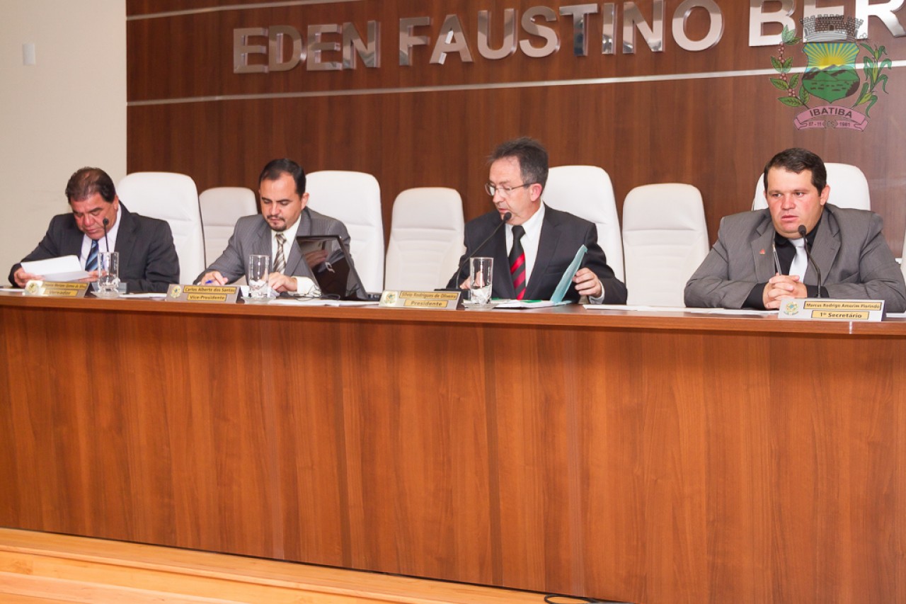 Vereadores aprovam projeto para reeleição da Mesa Diretora Vereadores aprovam projeto para reeleição da Mesa Diretora