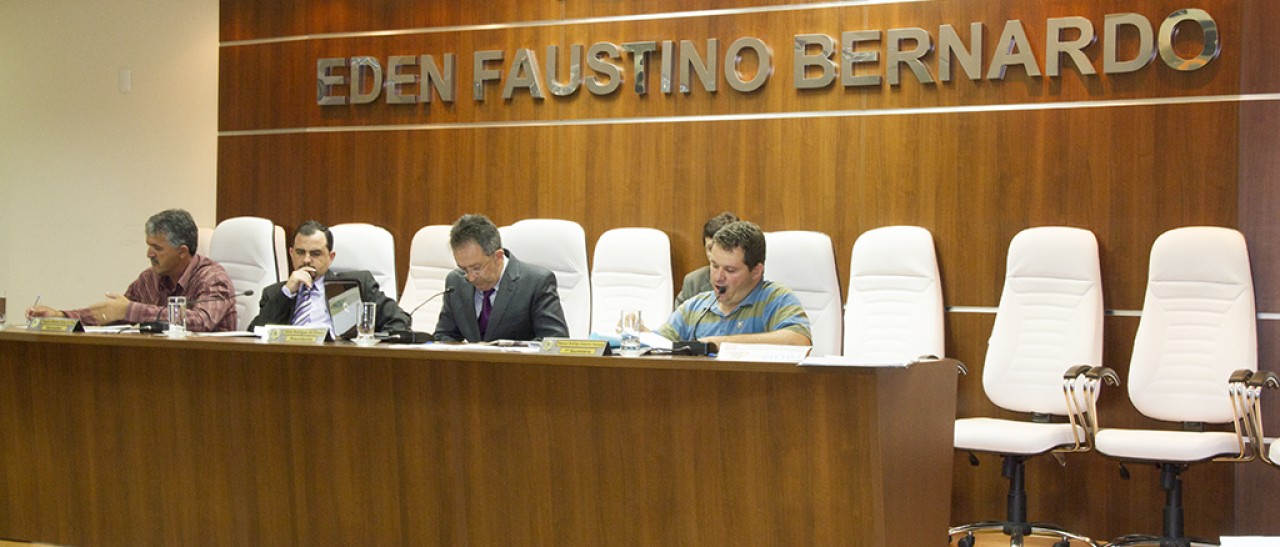 Vereadores apreciam projetos em sessão extraordinária Vereadores apreciam projetos em sessão extraordinária