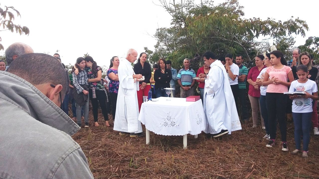 Comunidade católica celebra missa na Pedra da Tia Bárbara