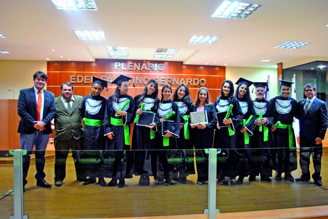 Vereadores comemoram formatura de alunos do Curso de Meio Ambiente Vereadores comemoram formatura de alunos do Curso de Meio Ambiente