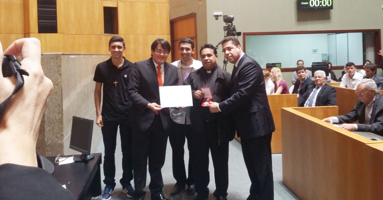 Padre Joel de Jesus recebe Comenda em Vitória Padre Joel de Jesus recebe Comenda em Vitória