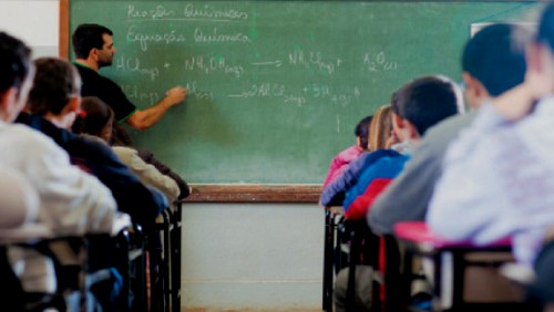 Vereadores aprovam projeto para contratar professores não habilitados Vereadores aprovam projeto para contratar professores não habilitados