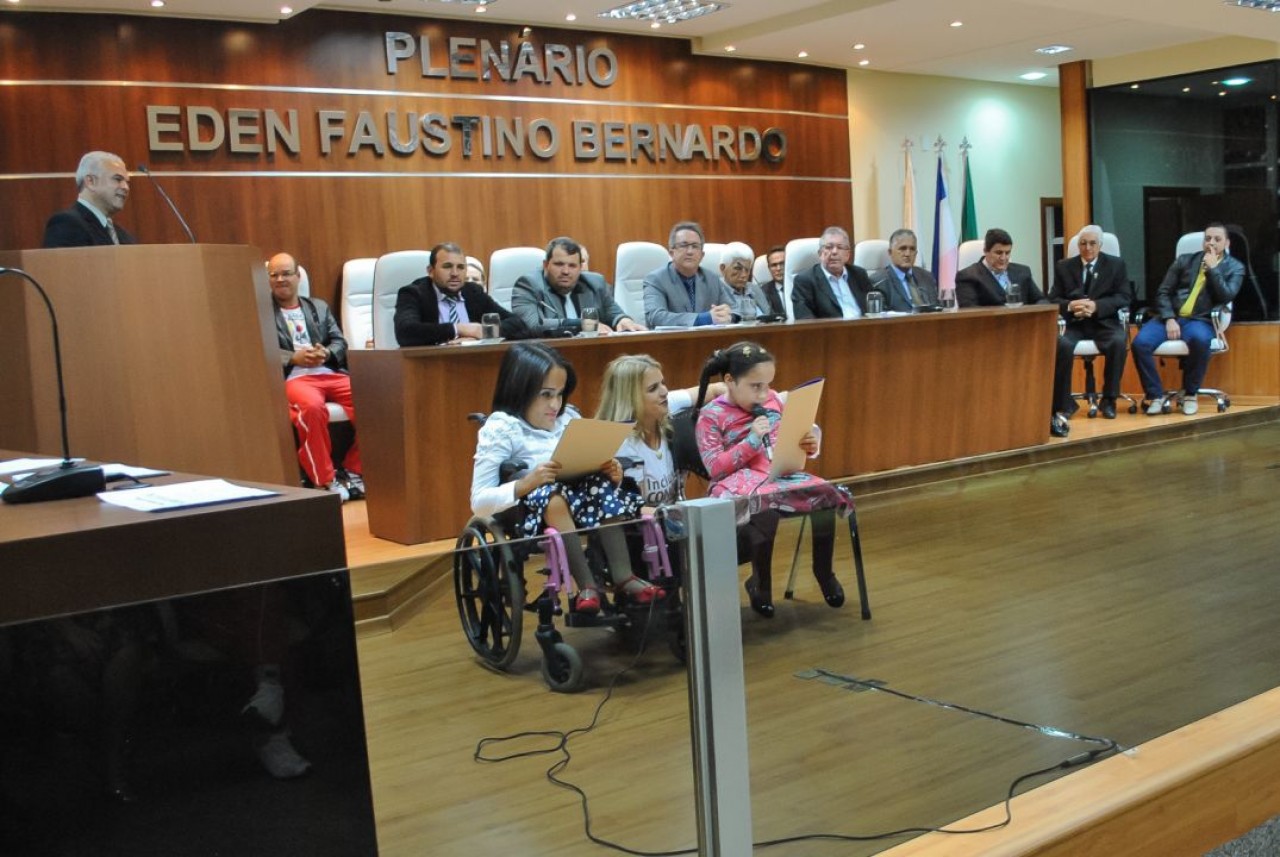 Profissionais da Apae e Pestalozzi são homenageados pela Câmara Profissionais da Apae e Pestalozzi são homenageados pela Câmara