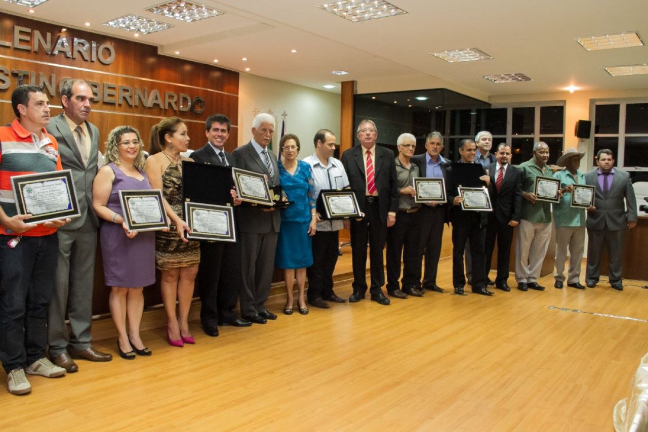 Cidadão Ibatibense: Câmara concede títulos a 18 personalidades Cidadão Ibatibense: Câmara concede títulos a 18 personalidades