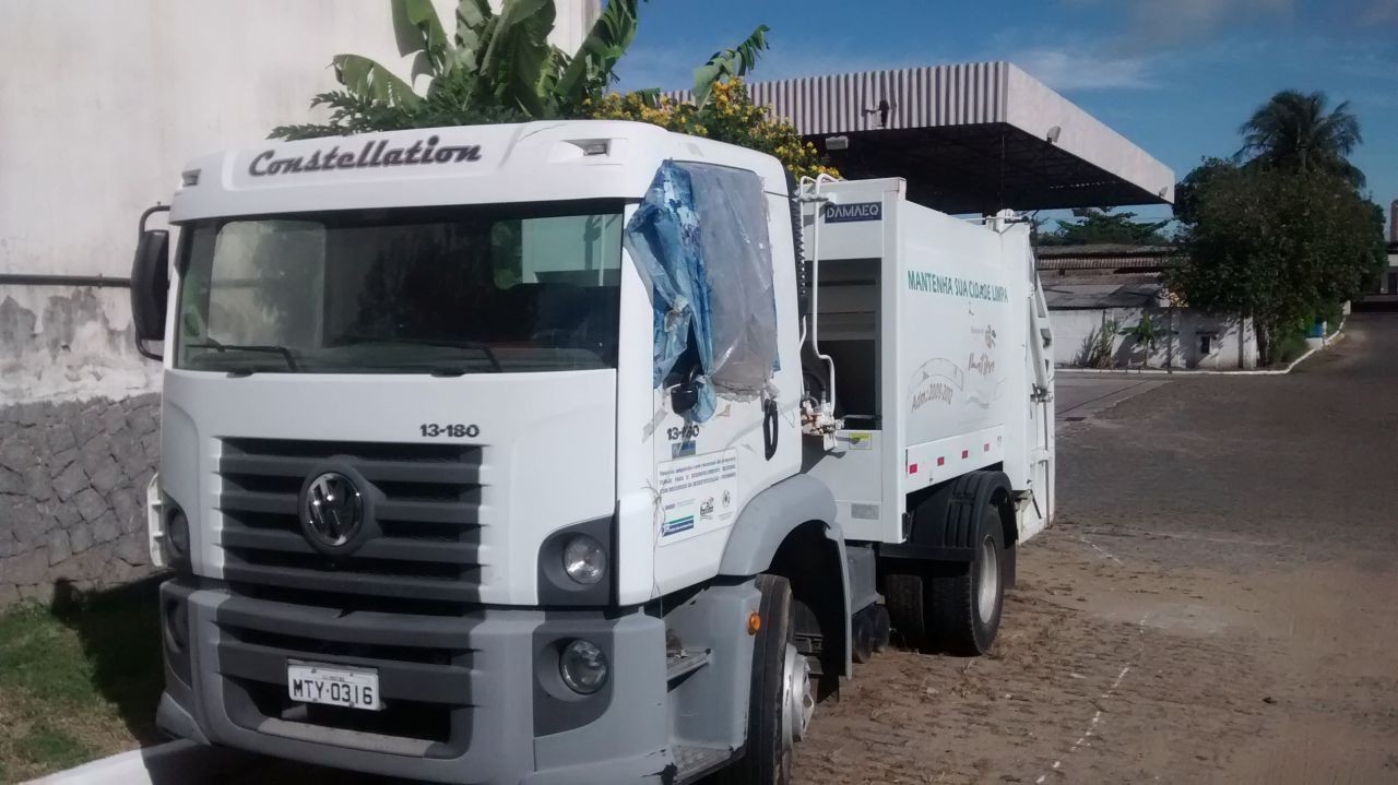 Caminhão compactador da Prefeitura está abandonado na Serra