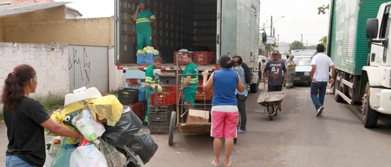 Luciano Salgado propõe troca de lixo reciclável por alimentos