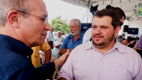 Associação recebe Micro trator e Carreta Tracionada Associação recebe Micro trator e Carreta Tracionada