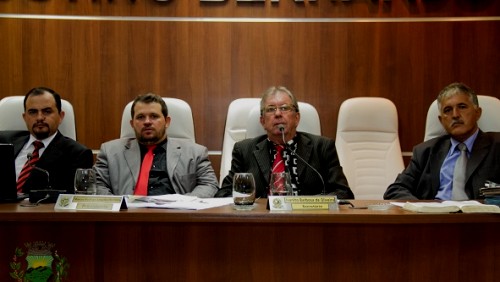 Vereadores questionam empresa contratada que realiza limpeza pública Vereadores questionam empresa contratada que realiza limpeza pública