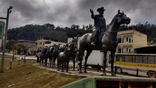 Monumento aos Tropeiros recebe obra de restauração Monumento aos Tropeiros recebe obra de restauração