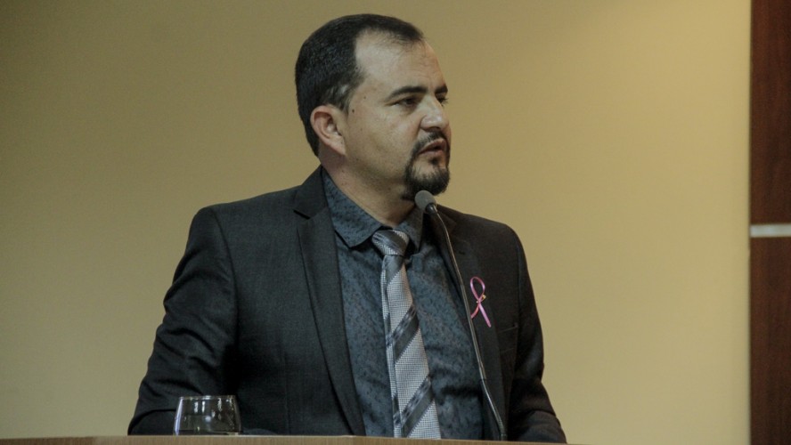 Vereador Roberto Magnético durante discurso Vereador Roberto Magnético durante discurso