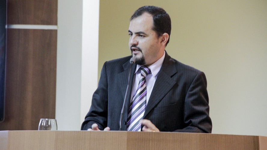 Vereador Roberto Magnético durante discurso Vereador Roberto Magnético durante discurso