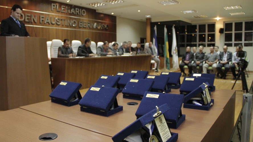 Sessão solene de entrega de comenda e medalha