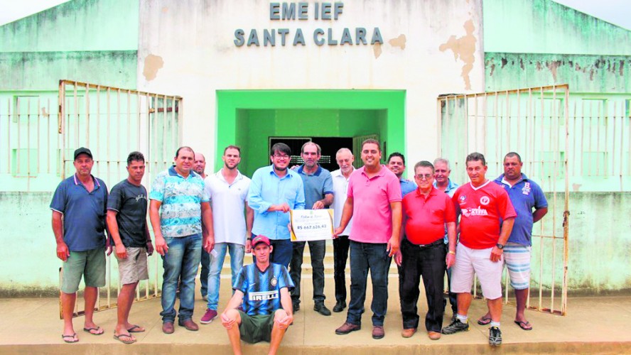 Parlamentares acompanham assinatura da ordem de serviço