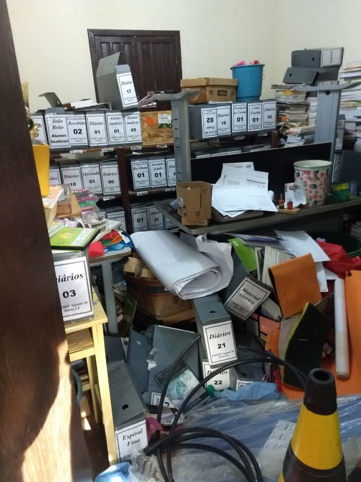Parlamentares denunciam sobre situação precária de quadra e escolas municipais Parlamentares denunciam sobre situação precária de quadra e escolas municipais