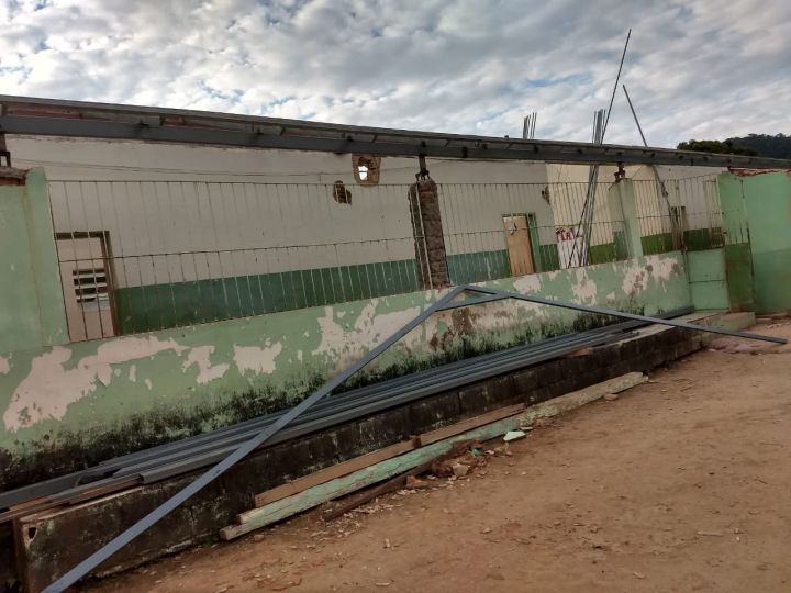 Parlamentares denunciam sobre situação precária de quadra e escolas municipais Parlamentares denunciam sobre situação precária de quadra e escolas municipais