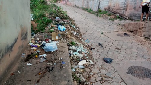 Lixo nas ruas pode gerar focos de dengue Lixo nas ruas pode gerar focos de dengue