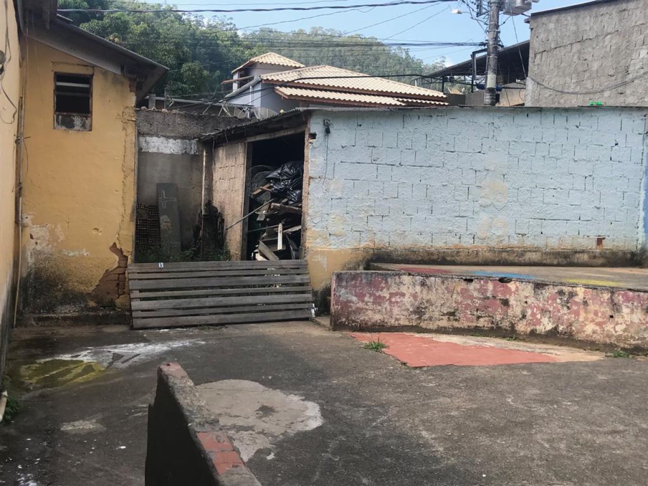Parlamentares denunciam sobre situação precária de quadra e escolas municipais Parlamentares denunciam sobre situação precária de quadra e escolas municipais