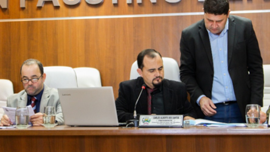 vereadora Emiliane Lázaro durante sessão da Câmara vereadora Emiliane Lázaro durante sessão da Câmara