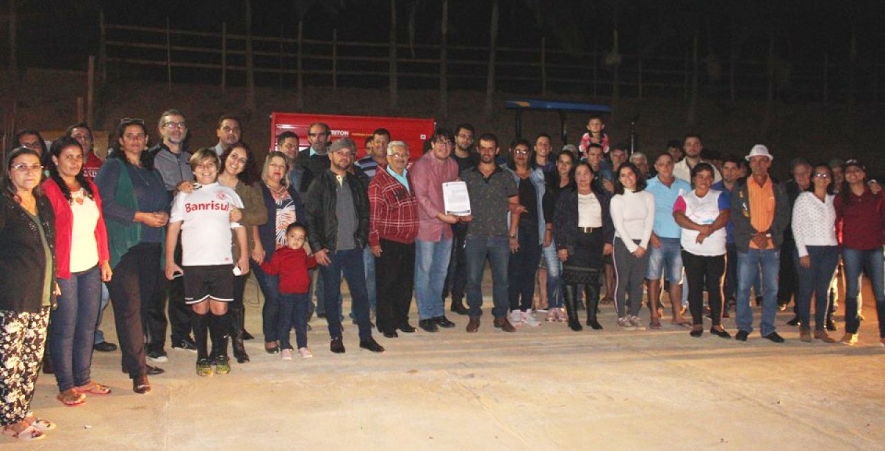 Vereadores e comunidade de Cafarnaum comemoram recebimento de veículo e implementos agrícolas Vereadores e comunidade de Cafarnaum comemoram recebimento de veículo e implementos agrícolas