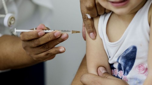 Febre, tosse, irritação nos olhos e manchas são sintomas do sarampo Febre, tosse, irritação nos olhos e manchas são sintomas do sarampo