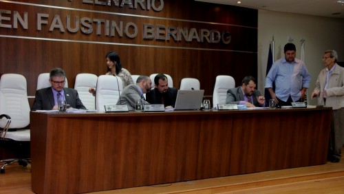 Câmara aprova projetos que autorizam o pagamento do piso nacional do magistério e a revisão geral dos servidores Câmara aprova projetos que autorizam o pagamento do piso nacional do magistério e a revisão geral dos servidores