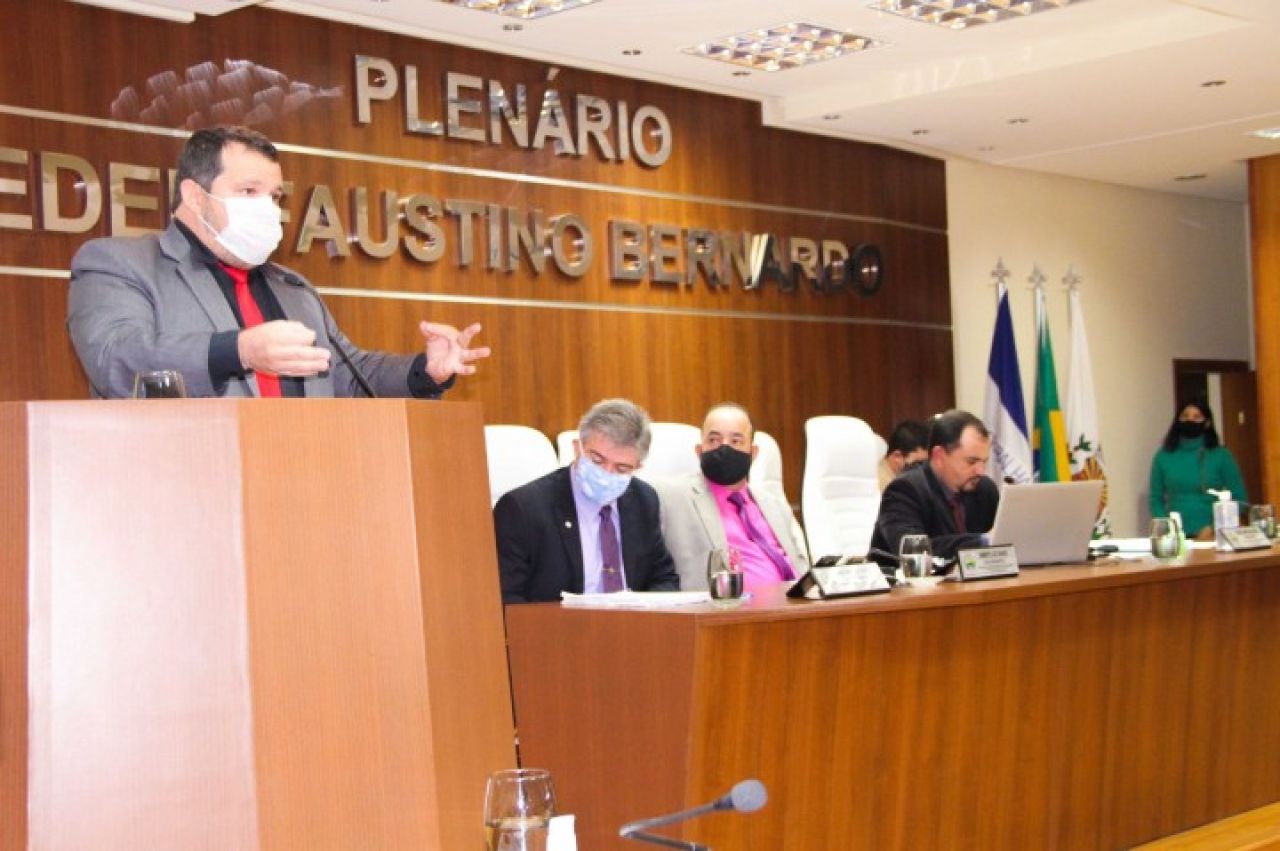Vereador volta a questionar gastos do Poder Executivo com máquinas pesadas Vereador volta a questionar gastos do Poder Executivo com máquinas pesadas