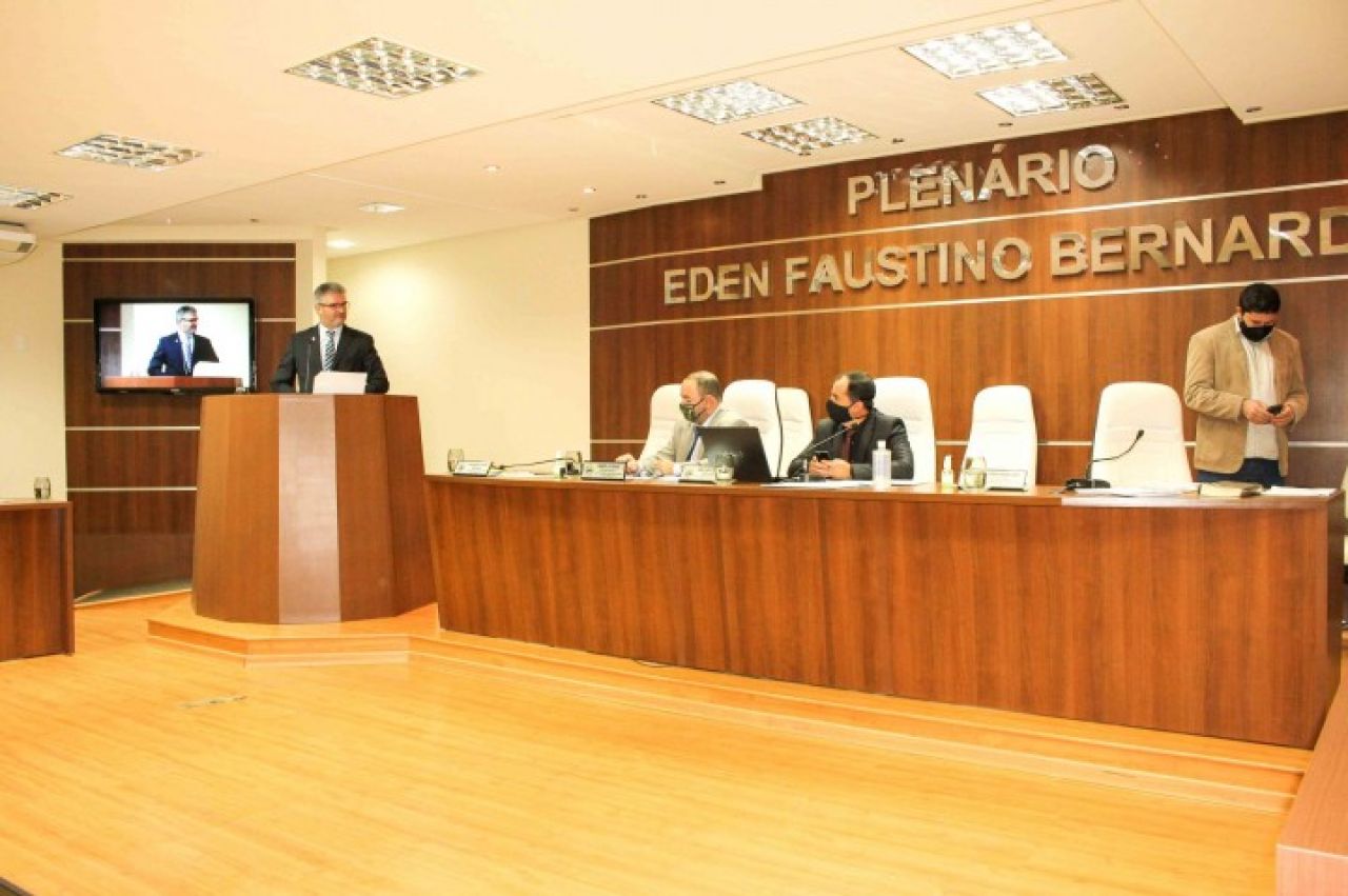Motorista supostamente bêbado bate veículo oficial da Prefeitura Motorista supostamente bêbado bate veículo oficial da Prefeitura