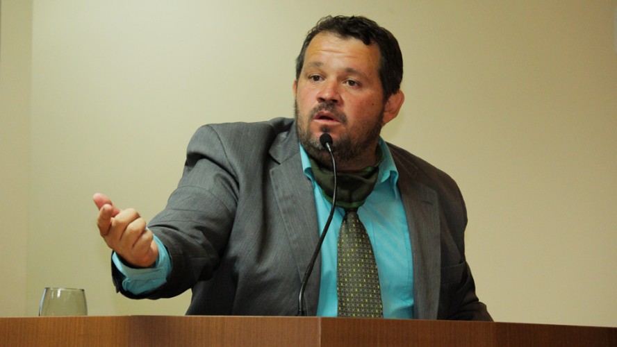 Vereador Roberto Magnético durante discurso  Vereador Roberto Magnético durante discurso