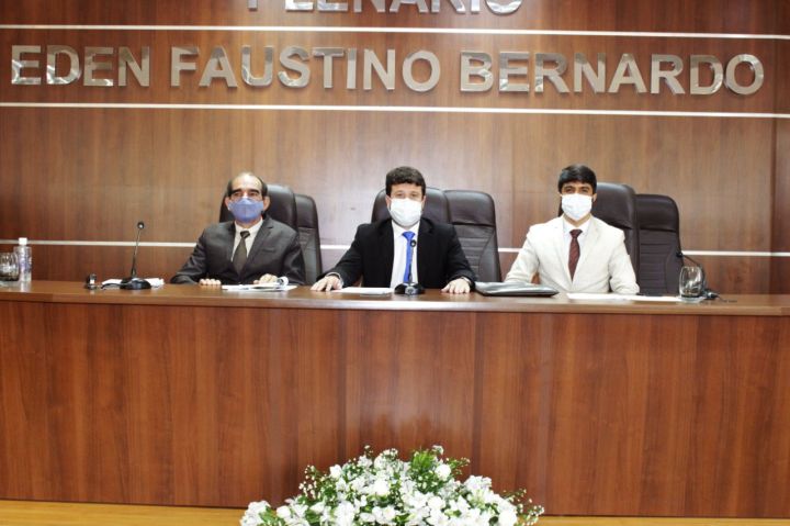 Vereadores e Prefeito são empossados na Câmara Municipal Vereadores e Prefeito são empossados na Câmara Municipal