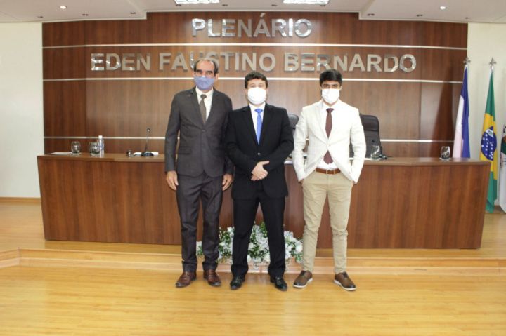 Vereadores e Prefeito são empossados na Câmara Municipal Vereadores e Prefeito são empossados na Câmara Municipal