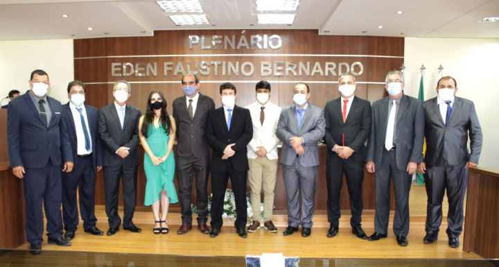 Vereadores e Prefeito são empossados na Câmara Municipal Vereadores e Prefeito são empossados na Câmara Municipal